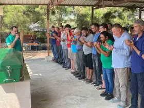 Mersin’deki kasklı dehşette hayatını kaybeden yaşlı adam toprağa verildi
