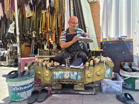 Mesleğine ön yargılı başık emektar ayakkabı boyacısını üzüyor
