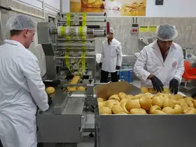Meslek lisesinde ekmek üretimi, genç ustalar iş başında
