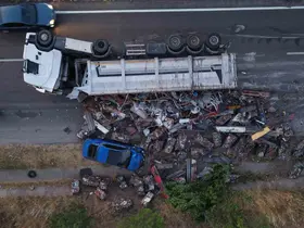 Metal yüklü tır yola devrildi: Karı-koca faciadan son anda kurtuldu
