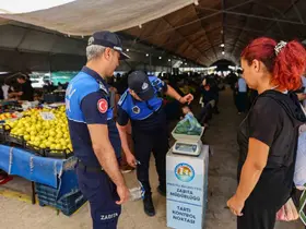 Mezitli zabıtasından semt pazarlarında sıkı denetim

