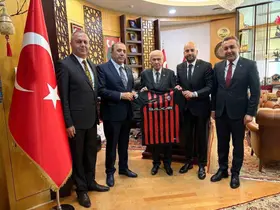 MHP Lideri Bahçeli’ye Süper Lig’e yükselen Çorum FK forması hediye edildi
