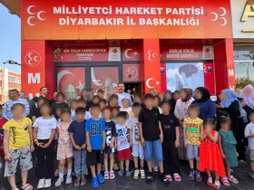 MHP’den Diyarbakır’daki yüzlerce öğrenciye kırtasiye ve ayakkabı desteği

