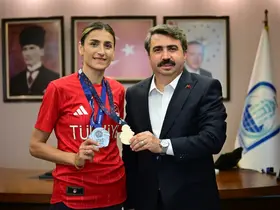 Milli tekvandocu Hatice Kübra İlgün, madalya sevincini yıldırım belediye başkanı oktay yılmaz’la paylaştı
