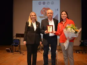 Milli yüzücü Bengisu, Ege Üniversitesinde başarı hikayesini anlattı
