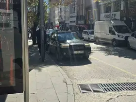 Minibüs durağına park eden duyarsız sürücü tepkilere neden oldu
