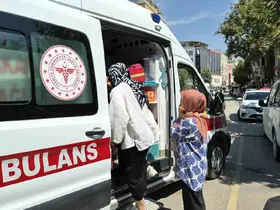 Minibüs ile iki otomobil çarpıştı: 2 çocuk yaralandı
