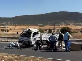 Minibüs ile kamyonet çarpıştı: 2 yaralı
