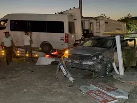 Minibüs ile otomobil çarpıştı: 12 yaralı
