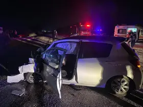 Minibüs ile otomobil kafa kafaya çarpıştı; 9 yaralı
