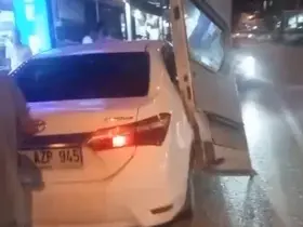 Minibüsün kapısı otomobilde asılı kaldı
