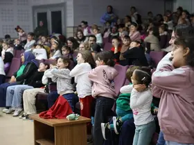 Minik izleyicilerden tiyatro oyununa tam not
