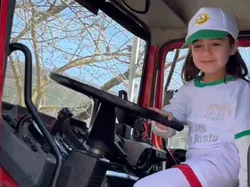 Minik öğrenciler ilk kez itfaiye aracına bindiler
