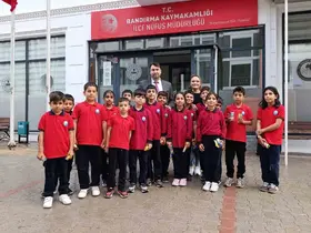 Minik öğrencilerden emniyet ve nüfus müdürlüğüne eğitim gezisi

