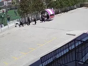 Minik yüreklerin polise yaptığı jest kalpleri ısıttı
