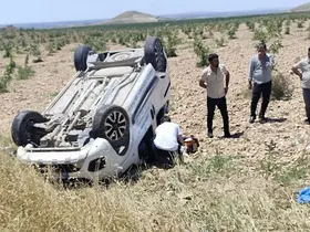 Mobil sağlık hizmeti aracı devrildi: 1 yaralı
