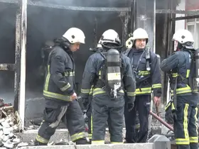 Mobilya imalathanesindeki yangında 3 kişi dumandan etkilendi
