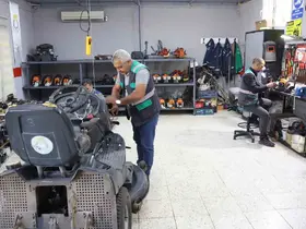 Mobilyalarını kendisi üretiyor
