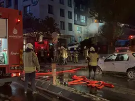 Motosiklet alev aldı, alevler 4 katlı binayı ve girişteki iş yerini sardı
