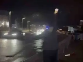 Motosiklet bariyerlere çarptı, gençler cep telefonu ışığıyla trafiği durdurdu
