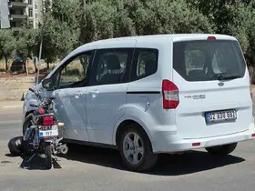 Motosiklet ile hafif ticari araç çarpıştı: 1 yaralı
