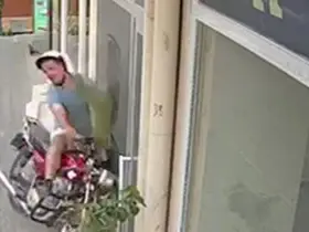 Motosiklet iş yerine girdi, kask hayat kurtardı
