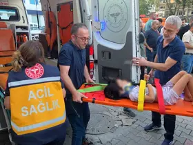 Motosiklet önce küçük çocuğa ardından otomobile çarptı: 2 yaralı
