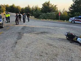 Motosiklet otomobile çarptı: 2 yaralı
