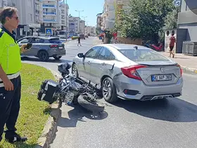 Motosiklet otomobile yandan çarptı: 1 yaralı
