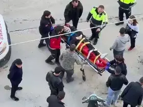 Motosiklet park halindeki otomobile çarptı: 1 yaralı
