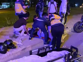 Motosiklet sürücüsü, emniyet şeridinde bekleyen motosikletlere çarptı: 3 yaralı

