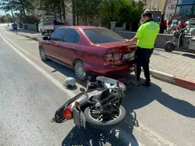 Motosiklet sürücüsünün ölümden döndüğü kaza anı kameraya yansıdı

