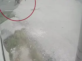 Motosiklet ve bisikletli çocuğun çarpıştığı anlar kamerada
