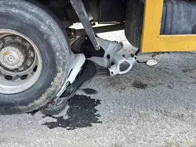 Motosiklet vincin altında kaldı, sürücü son anda kurtuldu
