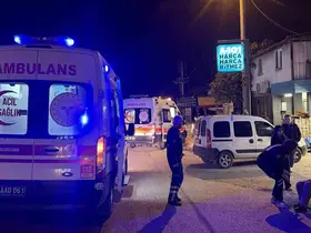 Motosiklet, yolun karşısına geçmeye çalışan adama çarptı: 3 yaralı

