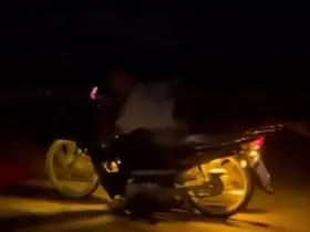 Motosikleti yatarak kullandı, tehlikeli anlar kamerada
