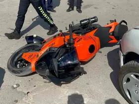 Motosikletin otomobille çarpıştığı kaza kamerada: 1 yaralı
