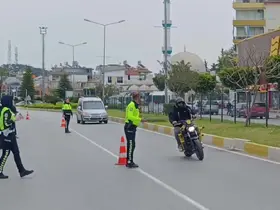 Motosikletini uygulama yapan polislerin üzerine sürüp kaçtı
