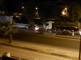 Motosikletiyle bariyerlere çarpan genç ağır yaralandı
