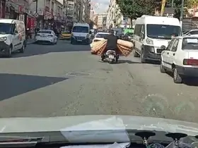 Motosikletle tehlikeli taşımacılık kamerada
