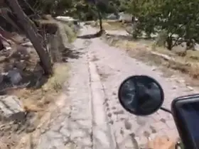Motosikletli gezgine önce hakaret ettiler sonra taşla kovaladılar
