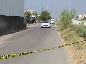 Motosikletli şüpheliler, seyir halindeki otomobile kurşun yağdırdı: 1 yaralı
