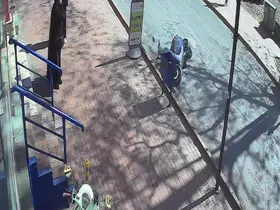 Motosikletli yayadan kaçarken kaza yaptı
