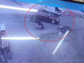Motosikletlinin ölümden döndüğü kaza kamerada
