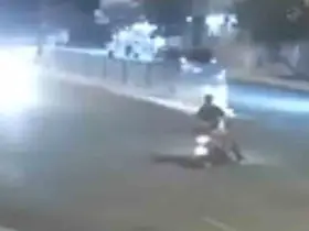 Motosikletteki 2 kişinin ölümden döndüğü kaza kamerada
