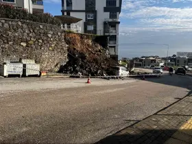 Mudanya’da yağmura dayanamayan istinat duvarı çöktü
