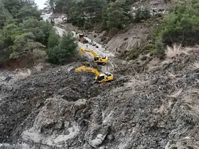 Muğla Büyükşehir ekiplerinden yaşanan heyelana anında müdahale
