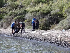 Muğla Büyükşehir’den araç ulaşımı olmayan koylarda temizlik
