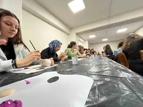 Muğla’da gençlerden yurt öğrencilerine seramik atölyesi
