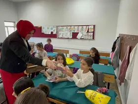 ’Muhtar ana’ kız çocuklarına hediyeler dağıttı
